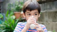 Minum Susu Bantu Tumbuh Kembang Anak Usia 3 Tahun