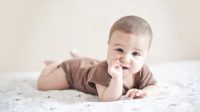 Bayi 4 Bulan Belum Tengkurap? Jangan Panik, Simak Tips Membantu Bayi Anda Berkembang Optimal