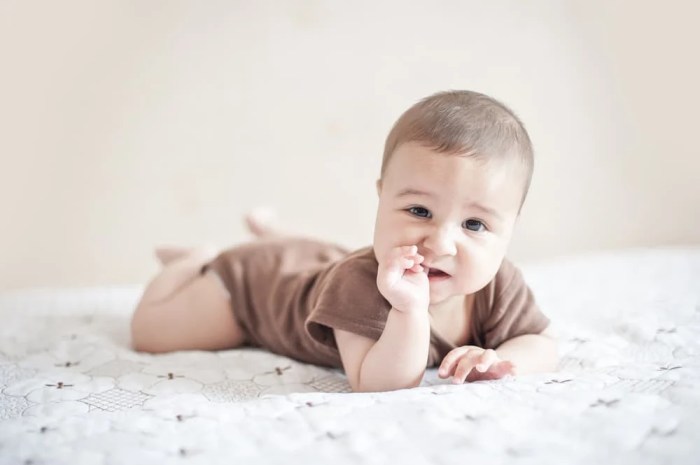 Bayi 4 Bulan Belum Tengkurap? Jangan Panik, Simak Tips Membantu Bayi Anda Berkembang Optimal